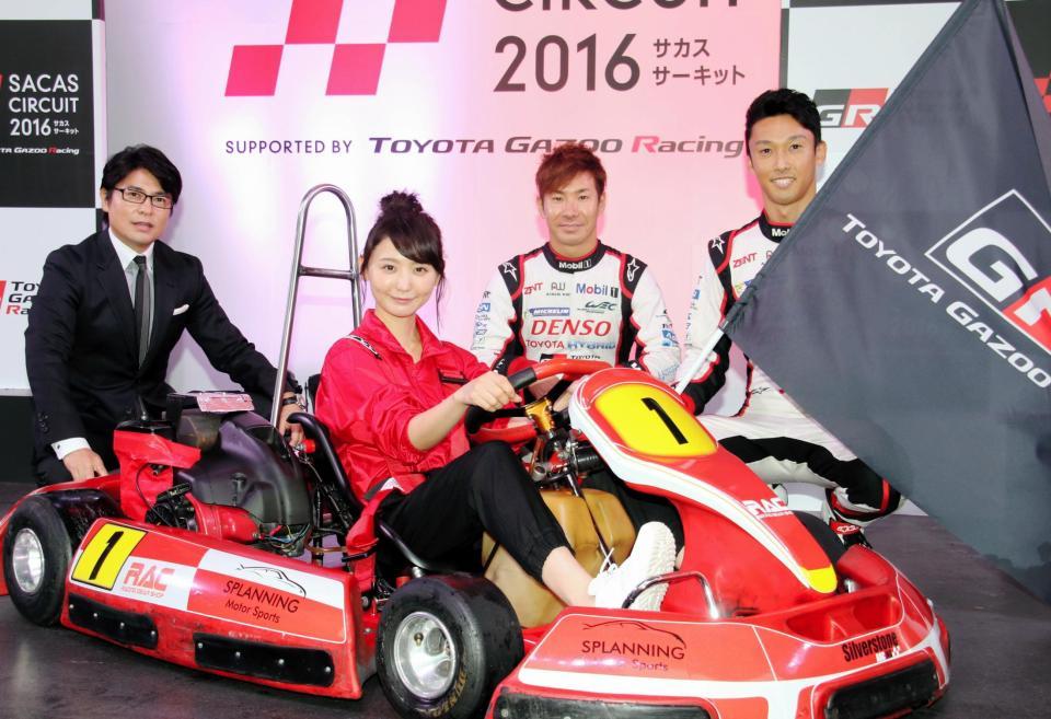 イベントに登場した（左から）安東弘樹アナ、おのののか、小林可夢偉、中嶋一貴＝東京・赤坂サカス