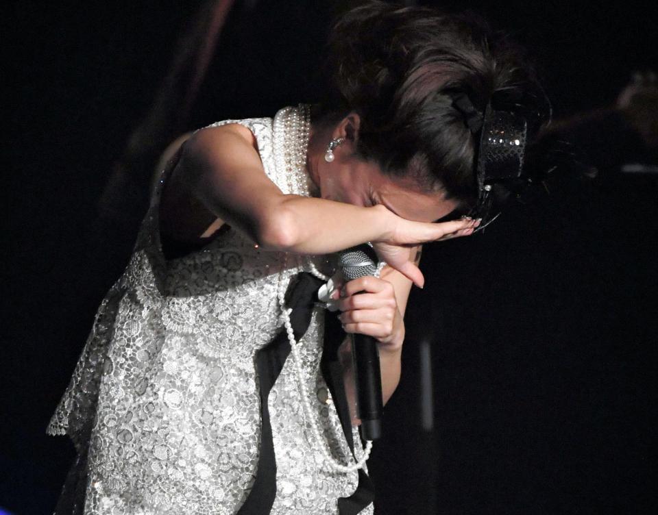 ファンの歓声に感激する酒井法子＝ディファ有明（撮影・棚橋慶太）