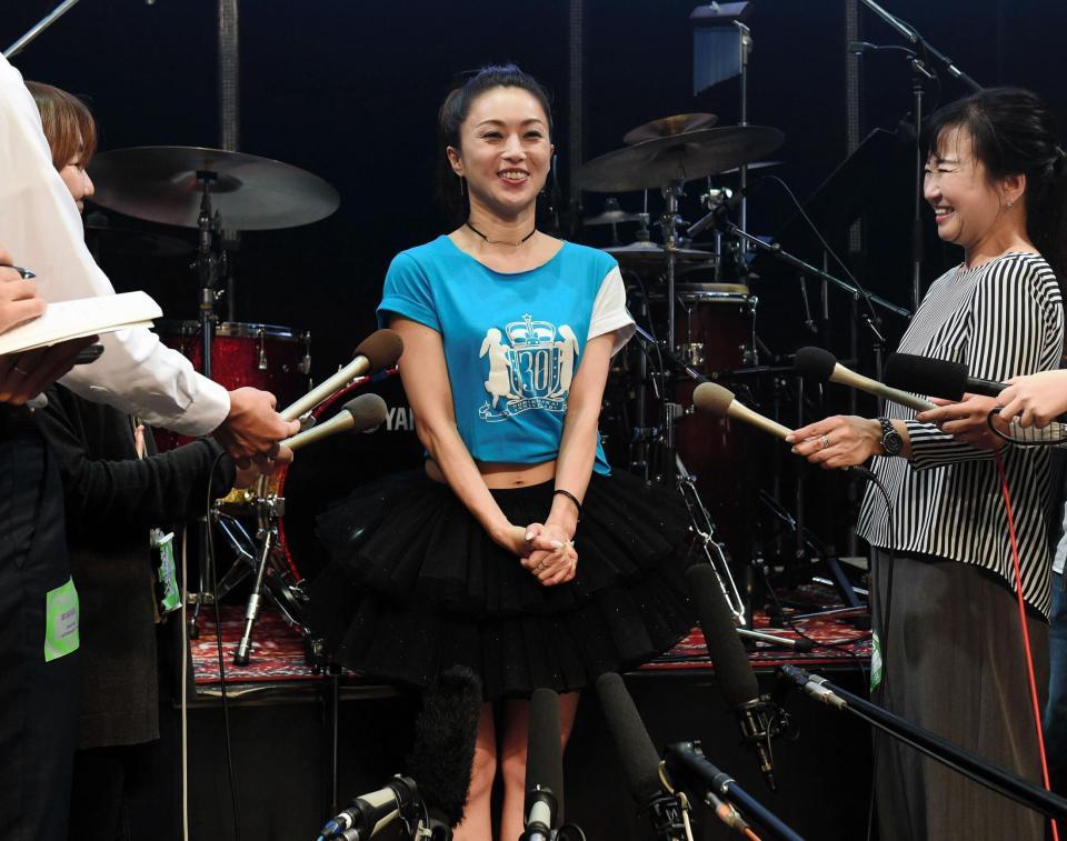 コンサートを終え笑顔で会見する酒井法子＝ディファ有明（撮影・棚橋慶太）
