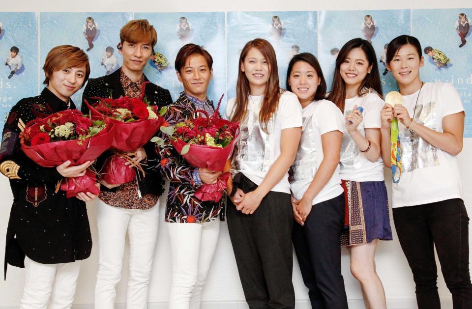 　交流を結んだ（左から）ｗ-ｉｎｄｓ．の千葉涼平、橘慶太、緒方龍一と松本弥生選手、高橋美帆選手、坪井保菜美選手、金藤理絵選手