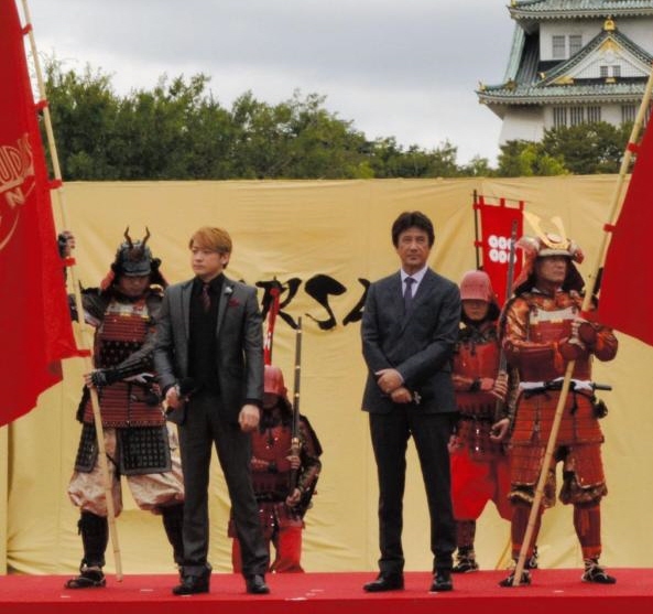 大阪城をバックに登場した草刈正雄（右）と山本耕史＝大阪市の大阪城西の丸庭園