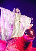 「メモリアルコンサート～歌謡紀行～」を開催し、昨年の紅白歌合戦で着用した巨大衣装で歌唱する水森かおり＝東京・中野の中野サンプラザホール