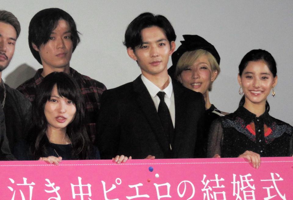 舞台あいさつを行った（前列左から）志田未来、竜星涼、新木優子　