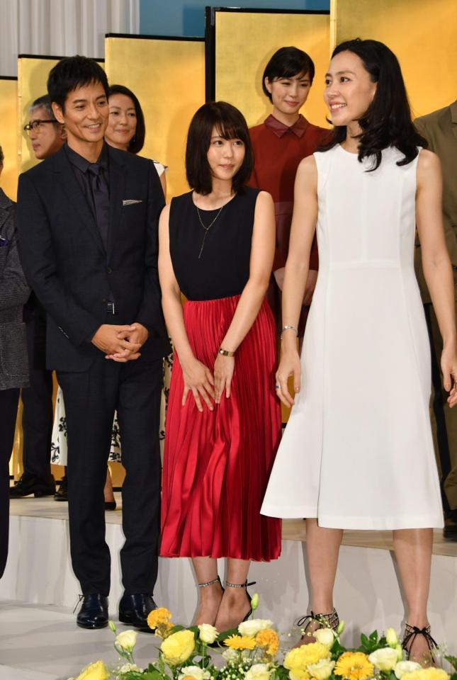 親子役で共演する（前左から）沢村一樹、有村架純、木村佳乃＝東京・渋谷のＮＨＫ