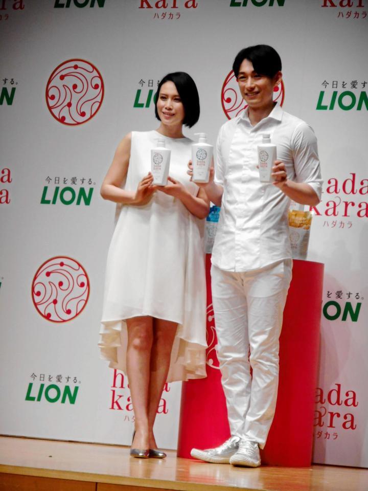 ライオンの新ブランドボディーソープ発表会に登場した中谷美紀（左）とディーン・フジオカ＝東京・丸の内の丸ビルホール