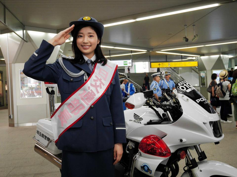 　女性警官の制服姿で敬礼する相楽樹＝埼玉県警本部