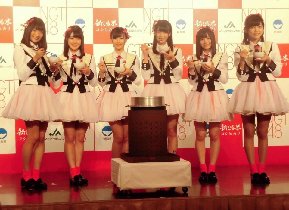 地元・新潟の新米をＰＲしたＮＧＴ４８の（左から）北原里英、加藤美南、佐藤杏樹、奈良未遥、清司麗菜、中村歩加＝都内