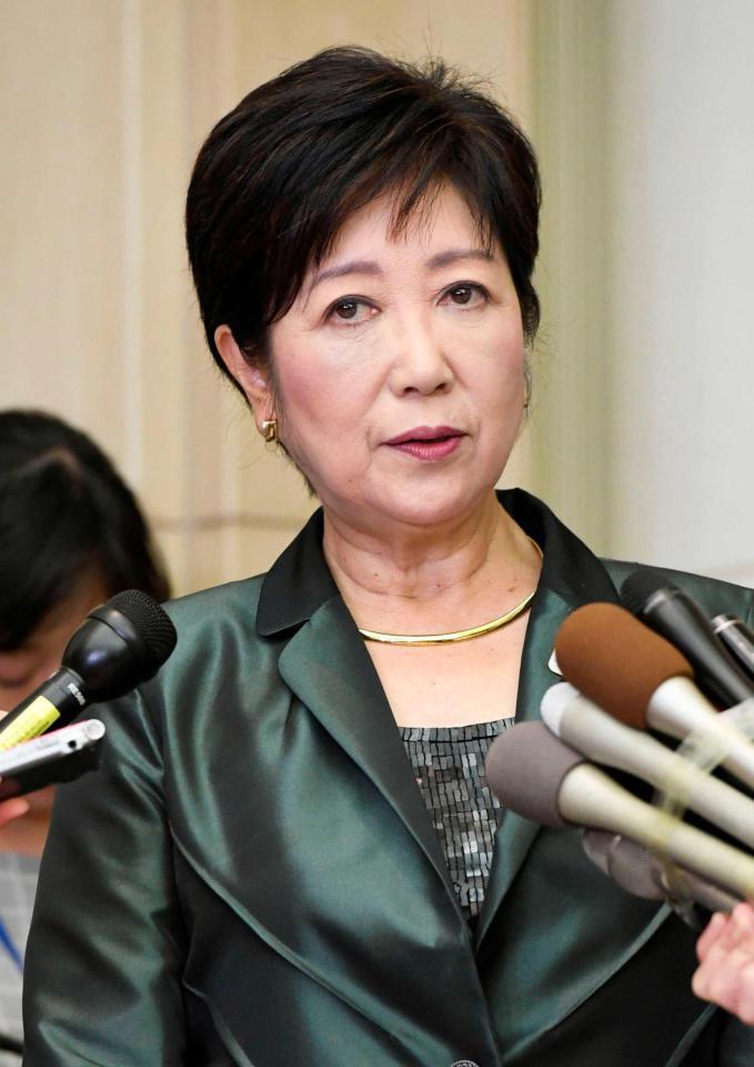 　「都政改革本部」の会議後、記者の質問に答える東京都の小池百合子知事＝東京都庁