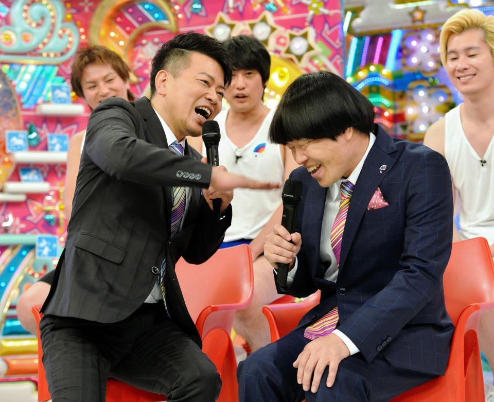 会見中、蛍原徹のボケに鋭いツッコミを入れる宮迫博之＝東京・テレビ朝日（撮影・園田高夫）