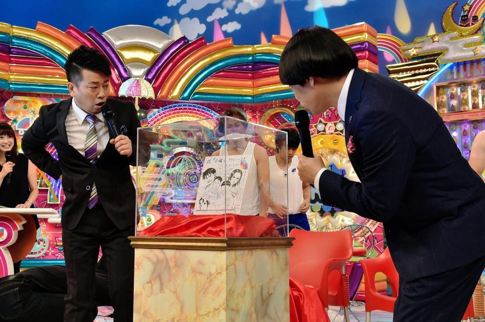 漫画『キングダム』の作者・原泰久先生からのサプライズプレゼントにビックリの宮迫博之（左）と蛍原徹＝東京・テレビ朝日（撮影・園田高夫）