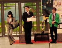 吉本新喜劇にゲスト出演した宮城県の村井嘉浩知事（中央）と共演の未知やすえ（左）、内場勝則（右）＝大阪市のなんばグランド花月