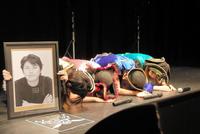 倒産した所属事務所の社長の写真を手に土下座しながら受け入れ先を求めた黄金時代＝東京・マウントレーニアホール　シブヤプレジャープレジャー