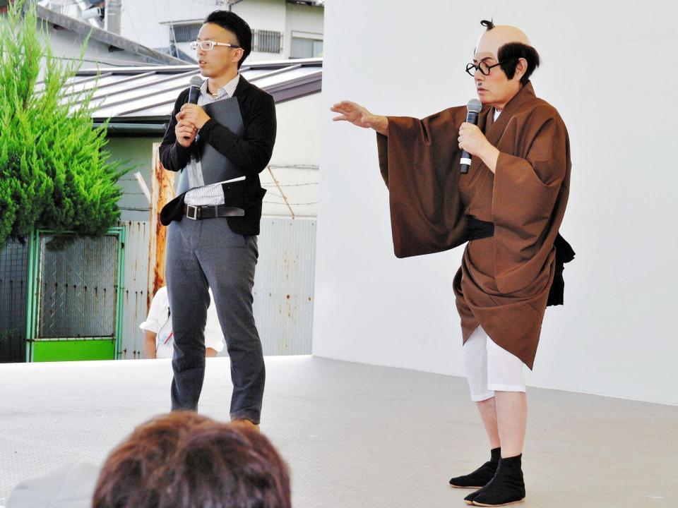 向日町競輪場でトークショーに出演した加藤茶（右）