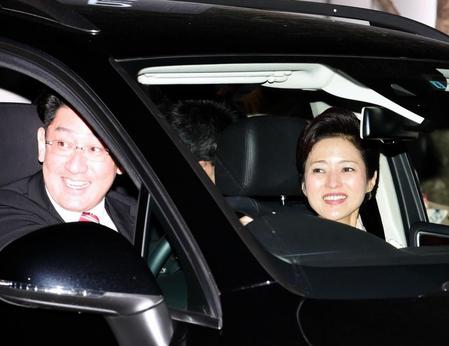 公演を終え車で引き揚げる八代目中村芝翫（左）と妻の三田寛子は、報道陣の問いかけに笑顔を見せる＝歌舞伎座（撮影・開出牧）