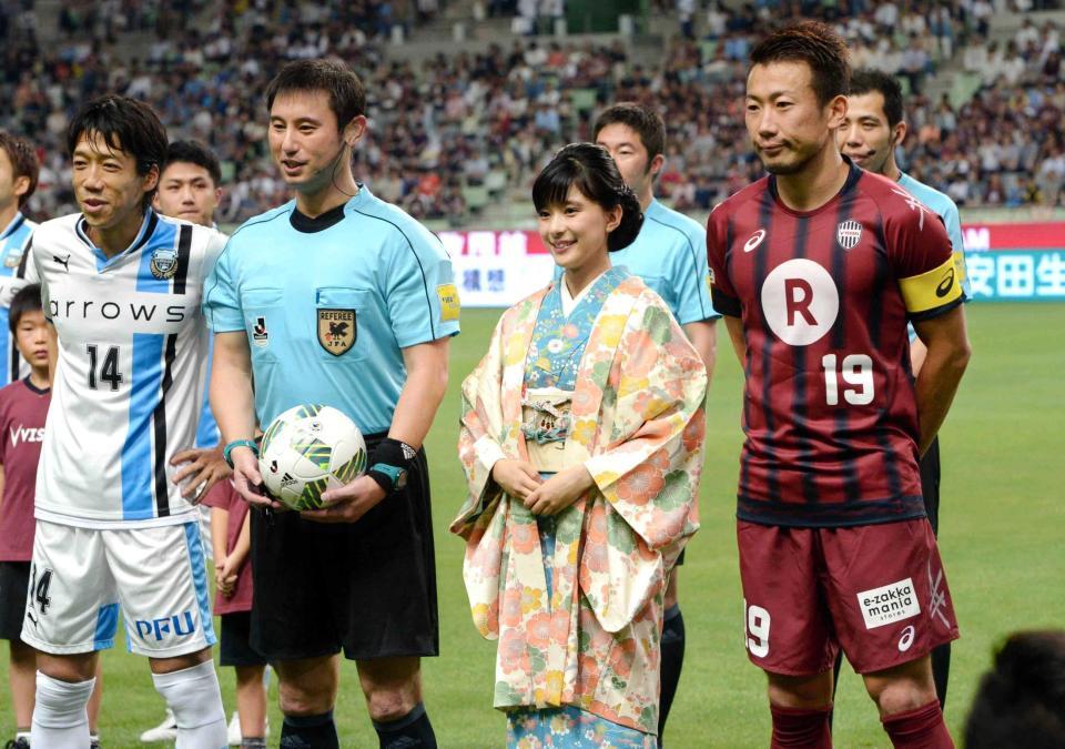 　川崎・中村、今村主審、神戸・渡辺（左から）と記念撮影する芳根京子（撮影・佐藤厚）