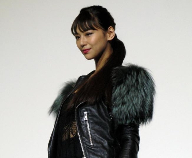 かっこいいセクシーな衣装で登場した西内まりや＝大阪市内