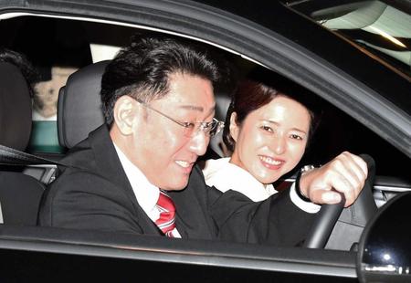 　公演を終え車で引き揚げる芝翫（手前）と妻の三田寛子は、報道陣の問いかけに笑顔＝歌舞伎座（撮影・開出牧）