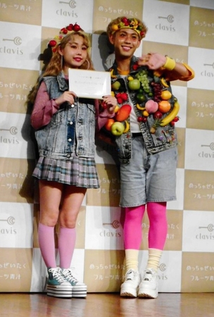 「めっちゃぜいたくフルーツ青汁」のＰＲイベントに登場したぺこ（左）とりゅうちぇる＝東京・渋谷のパセラリゾートグランデ渋谷