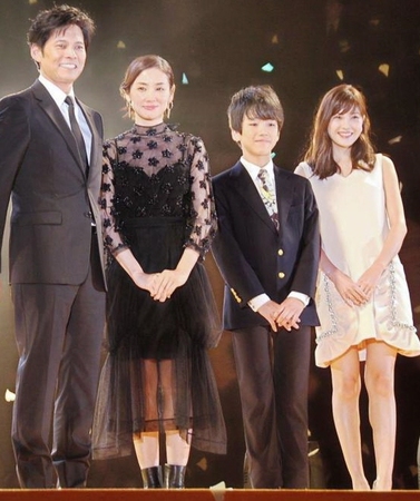 完成披露試写会に出席した（左から）織田裕二、吉田羊、込江海翔、佐藤ありさ＝東京国際フォーラム