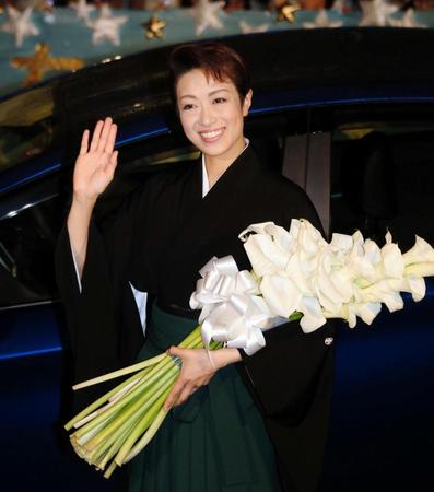 笑顔でファンに手を振る北翔海莉＝宝塚大劇場（撮影・持木克友）