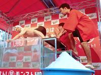 持ちネタの“熱湯風呂”を披露するダチョウ倶楽部の上島竜兵（左）＝東京・渋谷