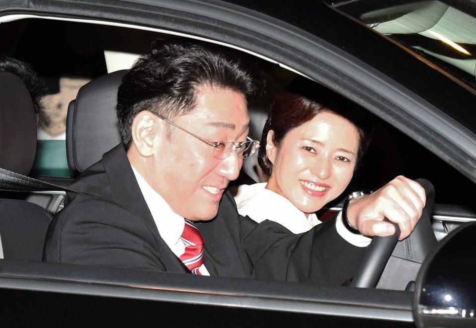 　公演を終え車で引き揚げる芝翫（手前）と妻の三田寛子は、報道陣の問いかけに笑顔＝歌舞伎座（撮影・開出牧）