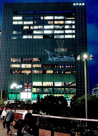 　ミント神戸西側壁面に投影されたイルミネーション