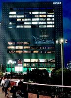 　ミント神戸西側壁面に投影されたイルミネーション