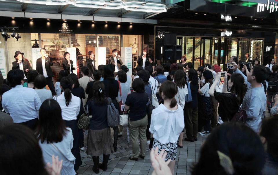 　ミント神戸西側壁面に投影されたイルミネーション