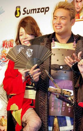 女性になって初めて公の場に姿を見せたＫＡＢＡ．ちゃん（左）と抱きつかれたオカダ・カズチカ＝東京・恵比寿ザ・ガーデンルーム
