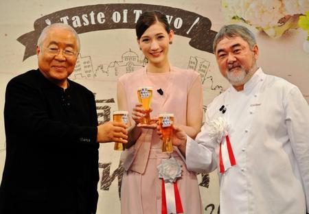 ビールで乾杯する服部幸應氏、マイコ、三國清三シェフ（左から）＝東京・丸の内