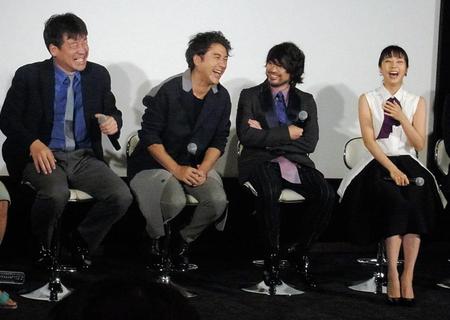 爆笑トークする（左から）佐藤二朗、ムロツヨシ、山田孝之、木南晴夏＝東京・六本木一丁目のテレビ東京