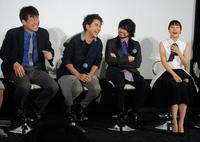 爆笑トークする（左から）佐藤二朗、ムロツヨシ、山田孝之、木南晴夏＝東京・六本木一丁目のテレビ東京