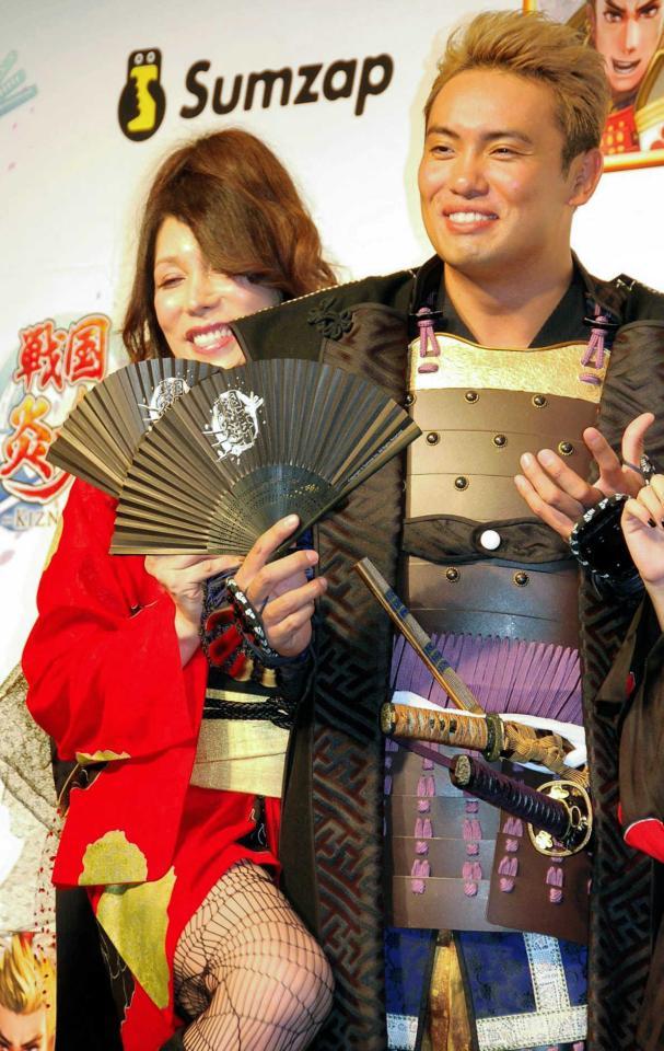 　女性になって初めて公の場に姿を見せたＫＡＢＡ．ちゃん（左）と抱きつかれたオカダ・カズチカ＝東京・恵比寿ザ・ガーデンルーム