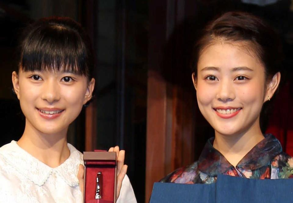 「べっぴんさん」ヒロインの芳根京子（左）と「とと姉ちゃん」の高畑充希=９月２０日撮影、ＮＨＫ大阪放送局