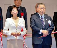 壇上で厳しい表情を見せる小池百合子・東京都知事（左）と森喜朗・東京五輪・パラリンピック組織委員会会長＝東京・日本橋　福徳の森（撮影・西岡正）