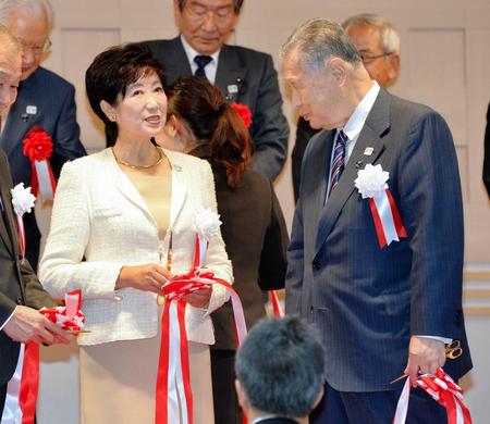 　テープカットの後、森喜朗東京五輪・パラリンピック組織委員会会長と談笑する小池百合子都知事（左）＝東京・日本橋　福徳の森（撮影・西岡正）