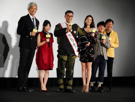 映画「グッドモーニングショー」の初日舞台あいさつを行った（左から）時任三郎、志田未来、中井貴一、長澤まさみ、濱田岳、君塚良一監督＝東京・ＴＯＨＯシネマズ六本木ヒルズ