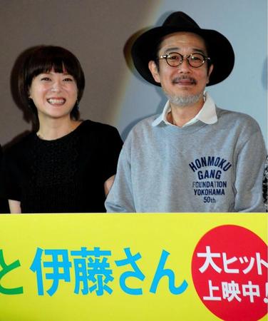 初日舞台あいさつに出席した上野樹里（左）とリリー・フランキー＝東京・新宿バルト９