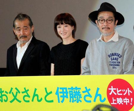 初日舞台あいさつに出席した（左から）藤竜也、上野樹里、リリー・フランキー＝東京・新宿バルト９