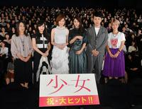 映画「少女」の魅力を語った（左から）湊かなえ、佐藤玲、本田翼、山本美月、児嶋一哉、三島有紀子監督＝新宿バルト９（撮影・堀内翔）