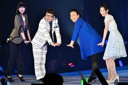 　ランウェイでポーズをとる（左から）武田玲奈、キャイ～ン・天野ひろゆき、いとうあさこ、金城茉奈