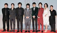 映画「闇金ウシジマくん　ｔｈｅ　Ｆｉｎａｌ」のトークイベントに登場した（左から）山口雅俊監督、崎本大海、安藤政信、山田孝之、永山絢斗、間宮祥太朗、高橋メアリージュン、やべきょうすけ＝東京・芝公園