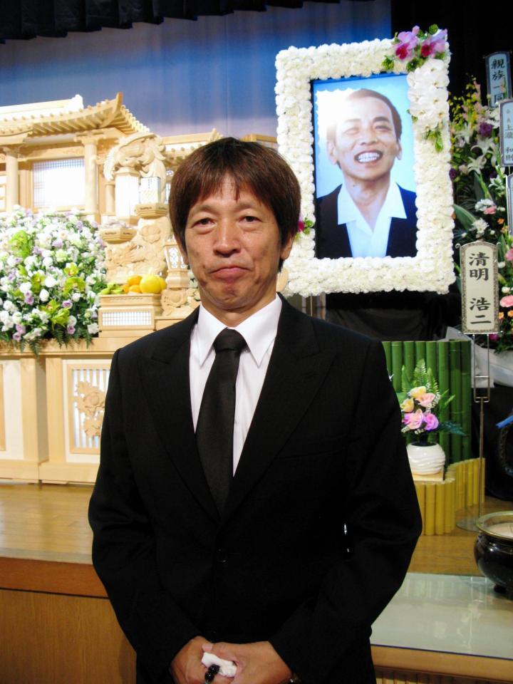 兄・和幸さんの祭壇の前で取材対応する、ちゃらんぽらん冨好＝兵庫県内