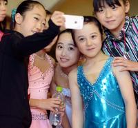 記念撮影の輪に加わる本田望結（中）と本田紗来（右から２人目）＝大阪府立臨海スポーツセンター（撮影・佐藤厚）