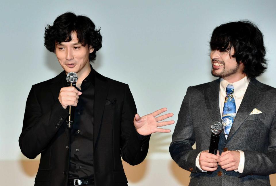 山田孝之（右）との共演を喜ぶ安藤政信＝東京・芝公園