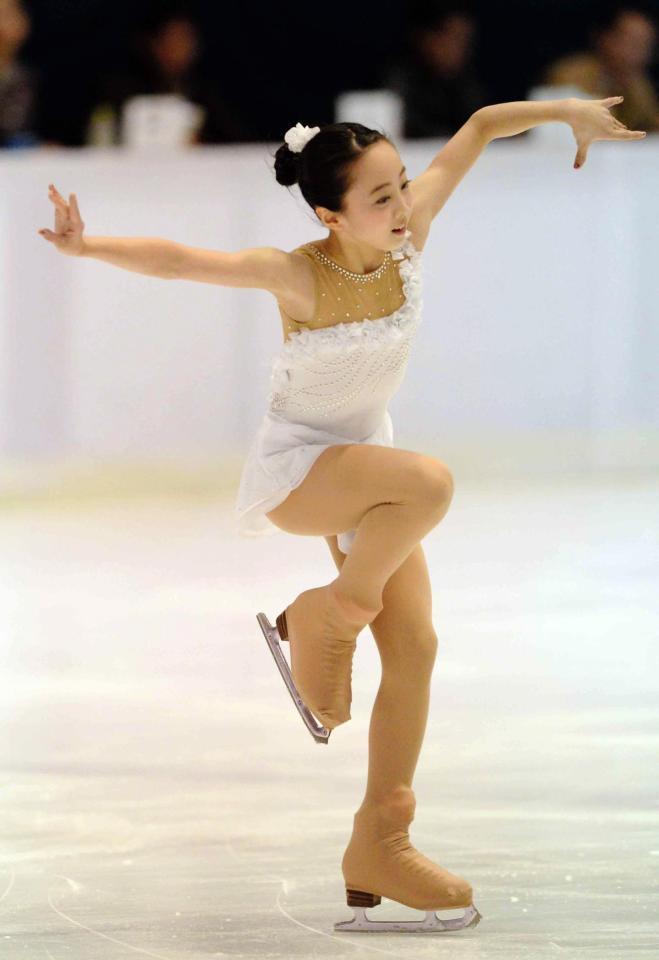 華麗な演技を見せる本田望結＝大阪府立臨海スポーツセンター（撮影・佐藤厚）