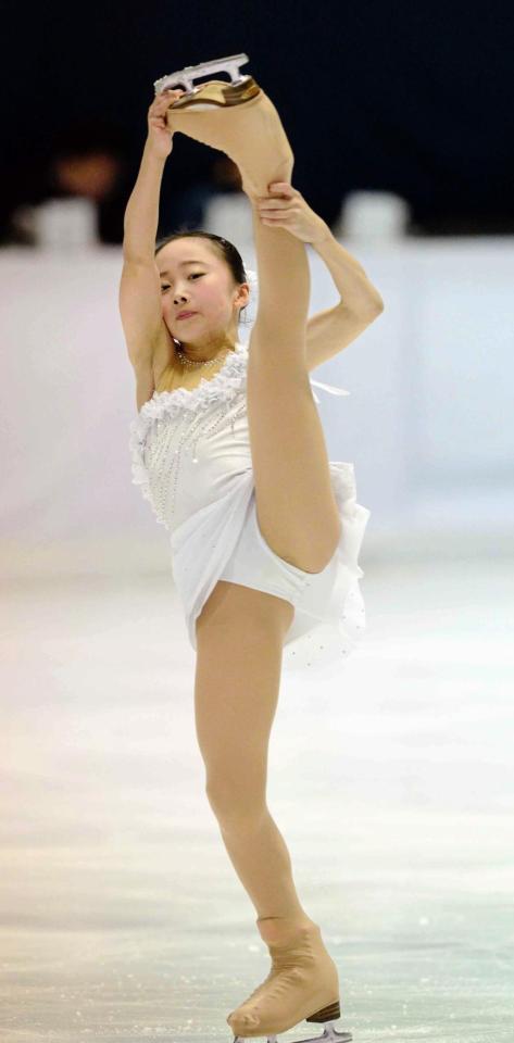 華麗な演技を見せる本田望結＝大阪府立臨海スポーツセンター（撮影・佐藤厚）