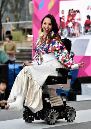 　車いすでランウェイを進む道端アンジェリカ＝東京・六本木（撮影・佐々木彰尚）