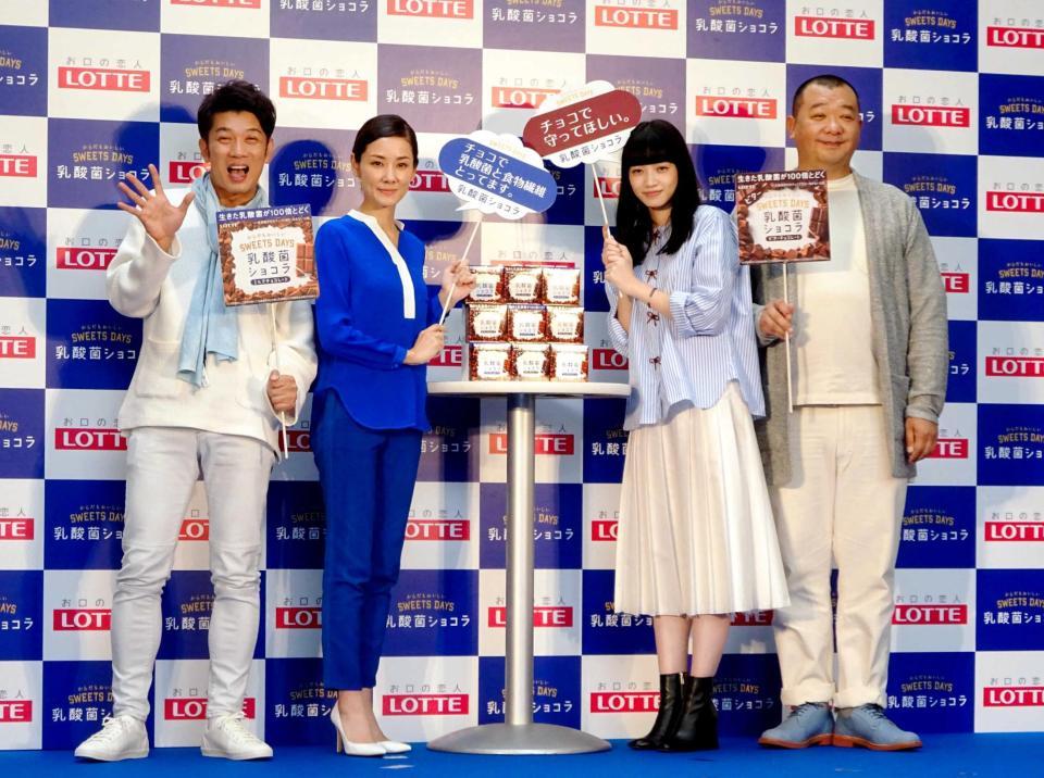 　発表会に登場した（左から）ＴＫＯ・木本武宏、吉田羊、小松菜奈、ＴＫＯ・木下隆行＝二子玉川ライズ